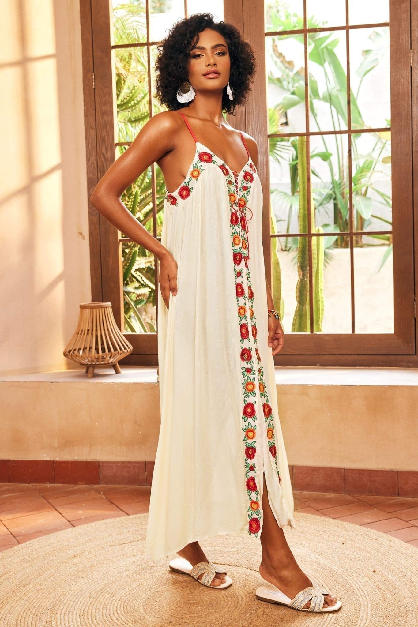 Pauline Laurent® | Robe longue à décolleté en V et broderie florale