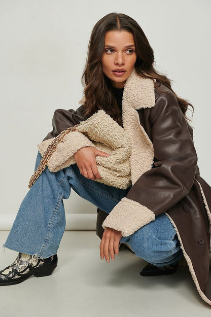 Manteau en faux cuir à détail en peluche