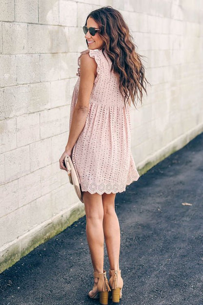 Robe d'été romantique avec broderie anglaise et manches à volants