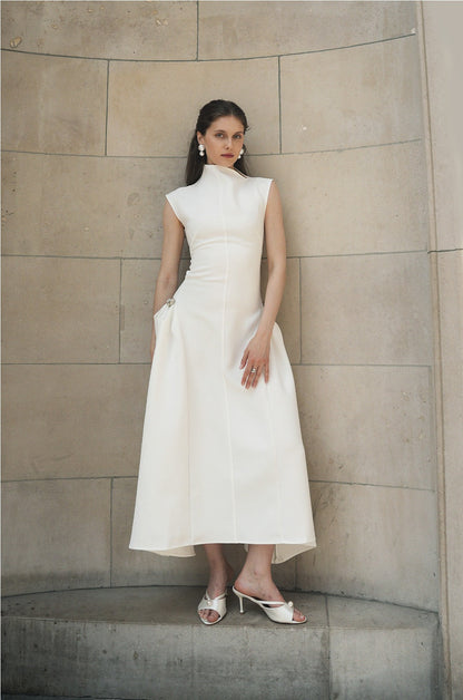 Robe longue sans manches chic et intemporelle